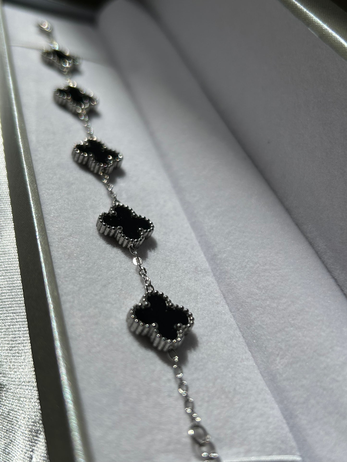 Pulsera flores negras estilo VC