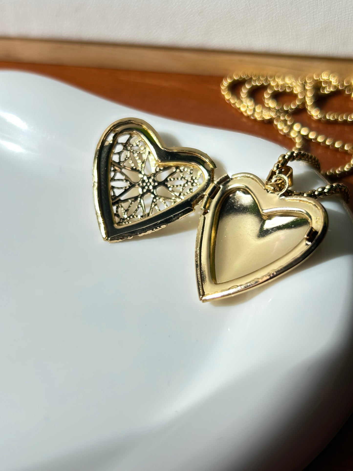 Collar relicario corazón calado