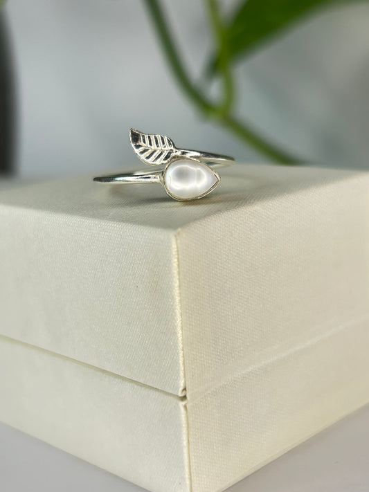 Anillo hojita con madre perla