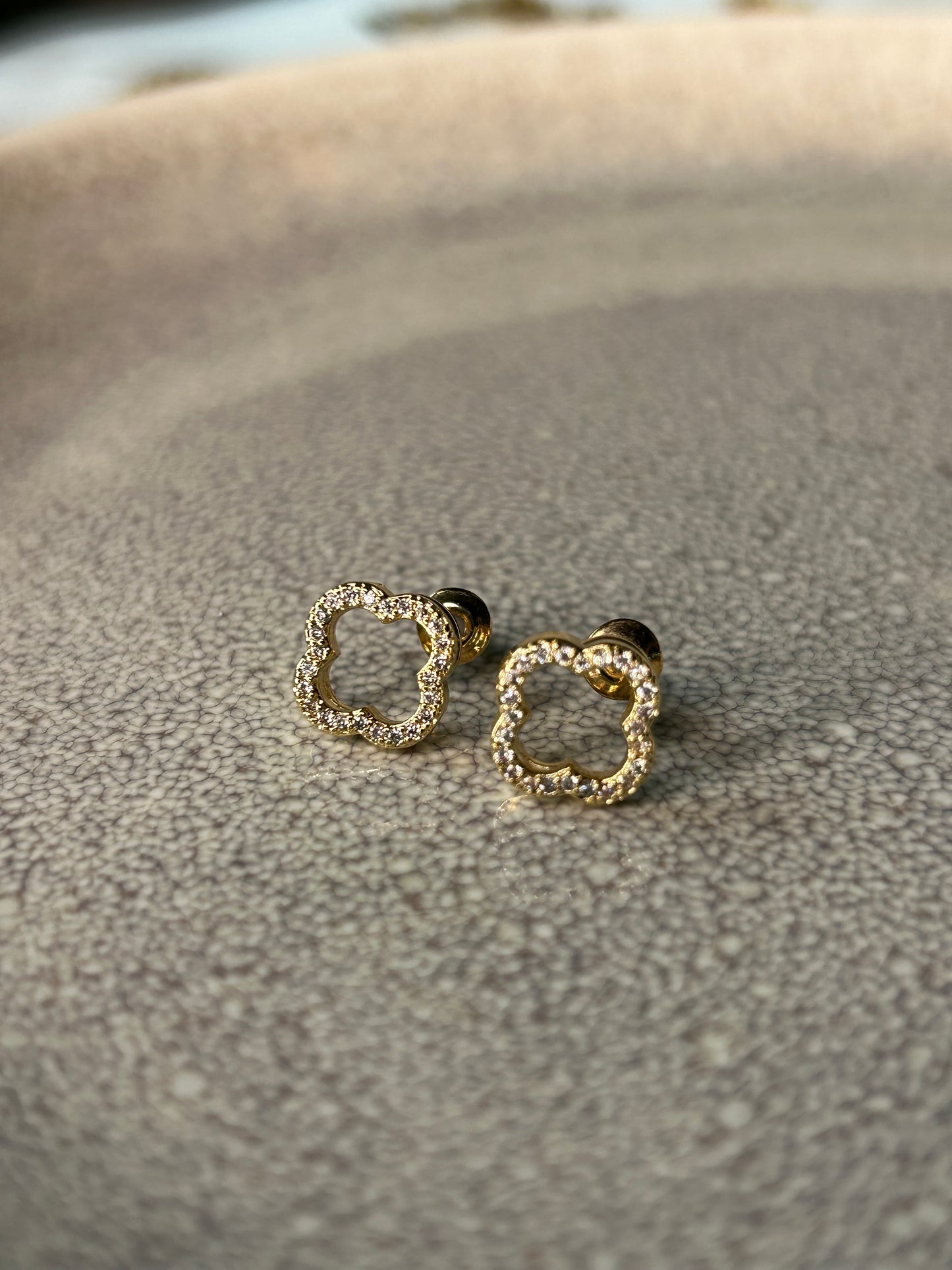 Caravanas flor calada dorada