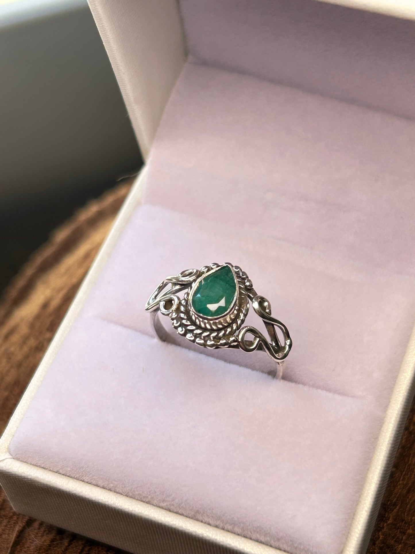 Anillo gota raíz de esmeralda