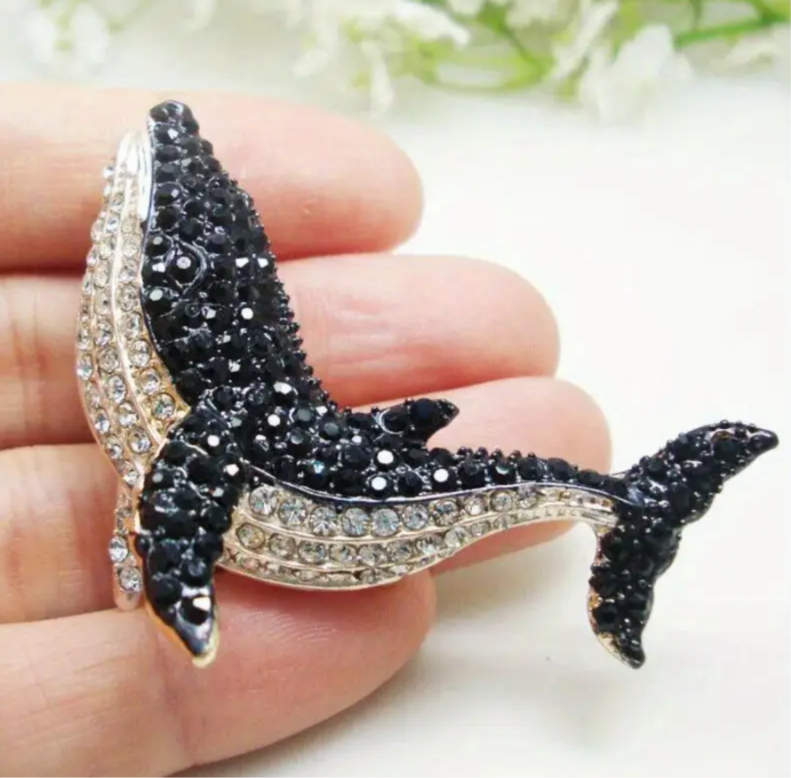 Prendedor ballena B&N