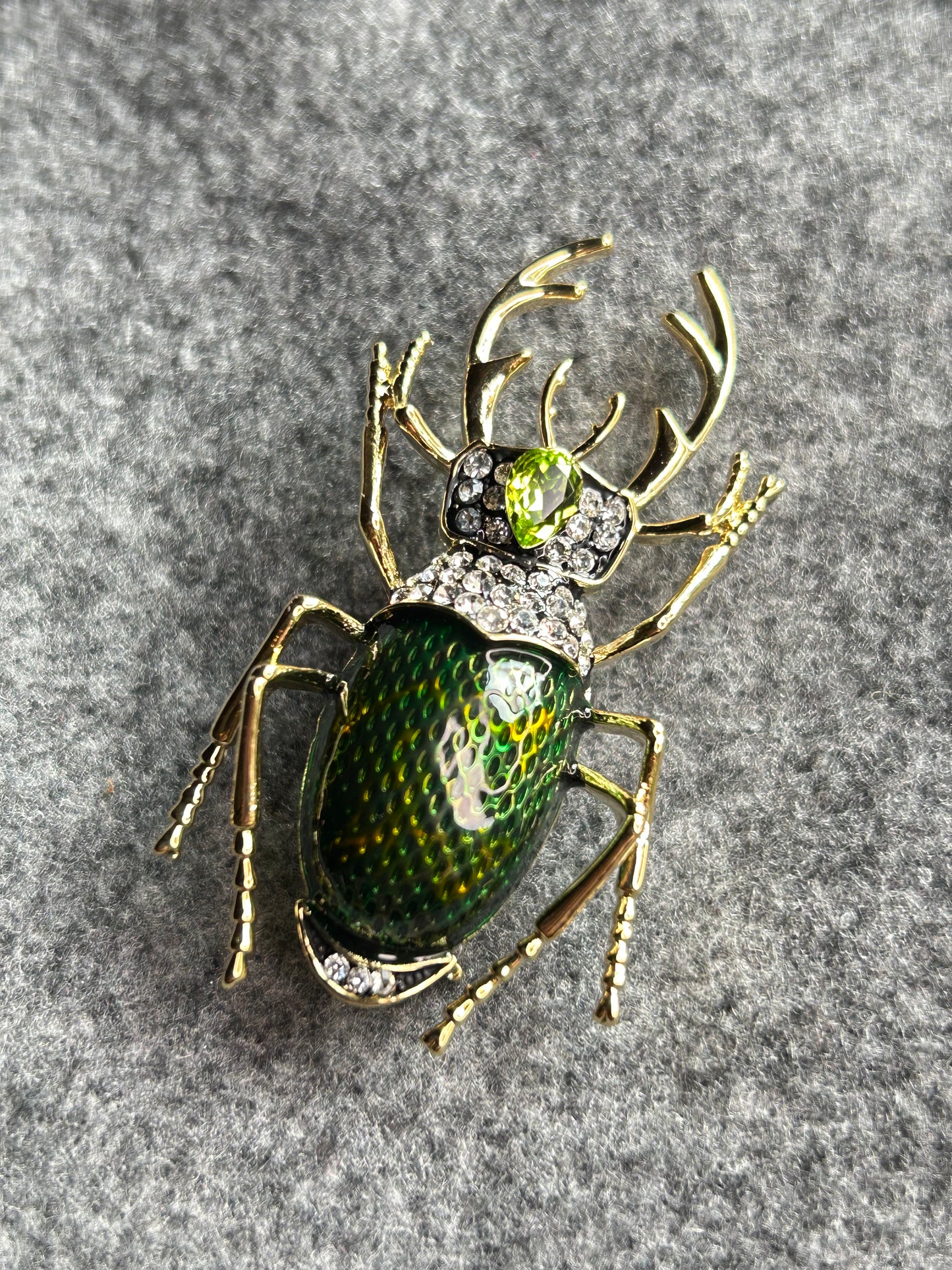 Prendedor escarabajo verde