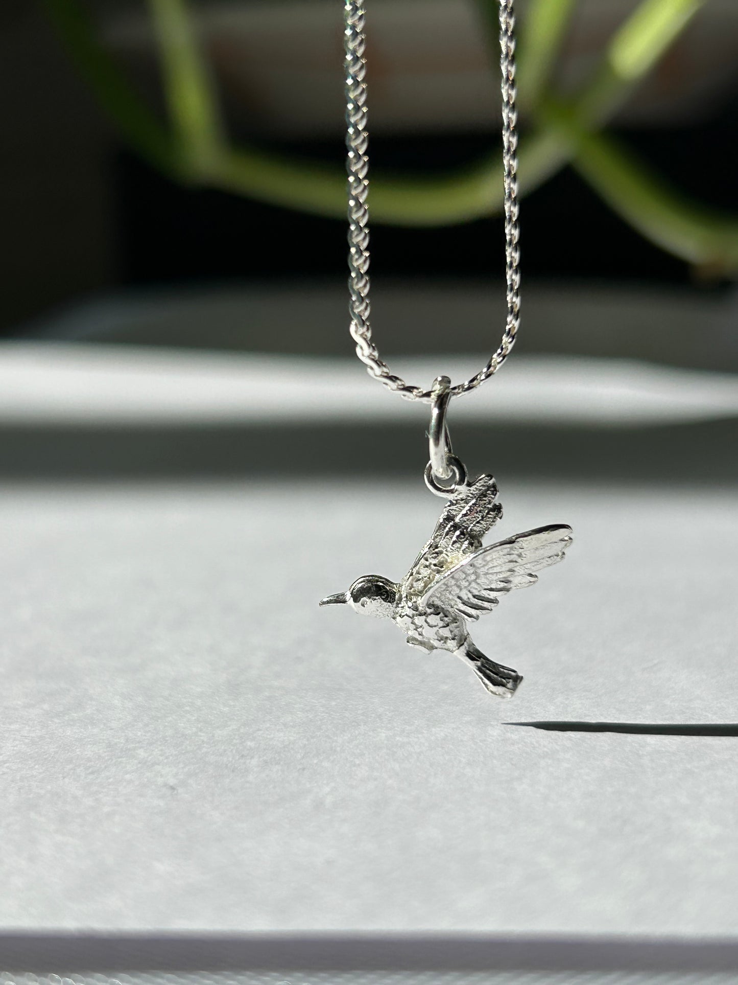 Dije colibrí relieve