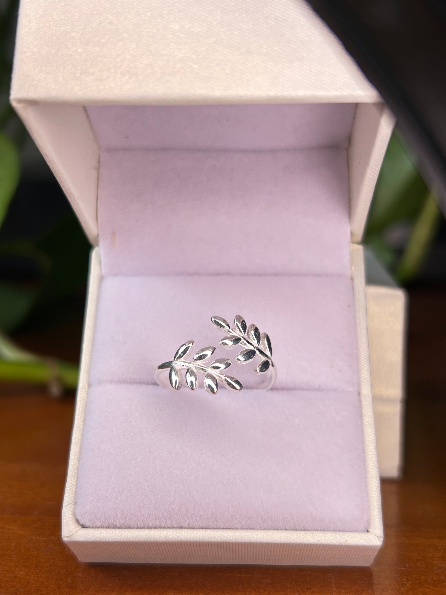 Anillo hojitas regulable