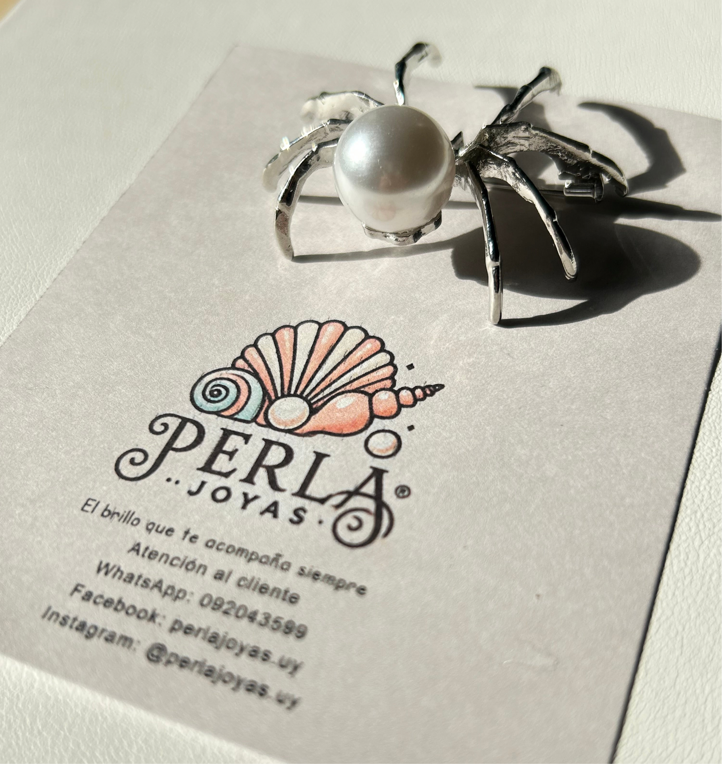 Prendedor araña perla