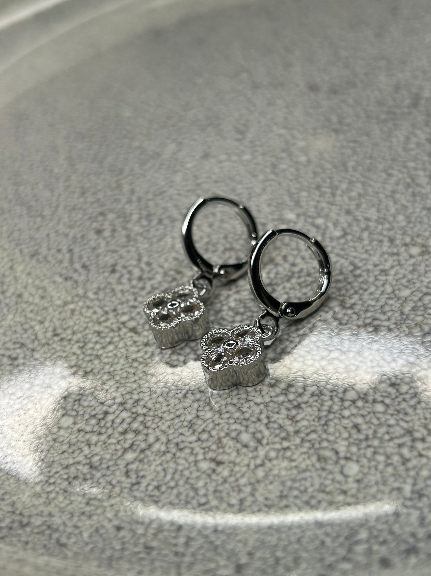 Aros Flor 4 circonias estilo VC