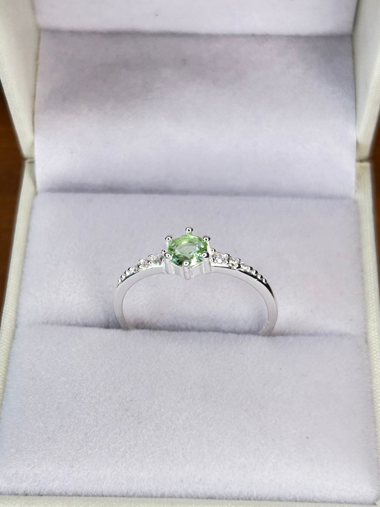 Anillo solitario verde