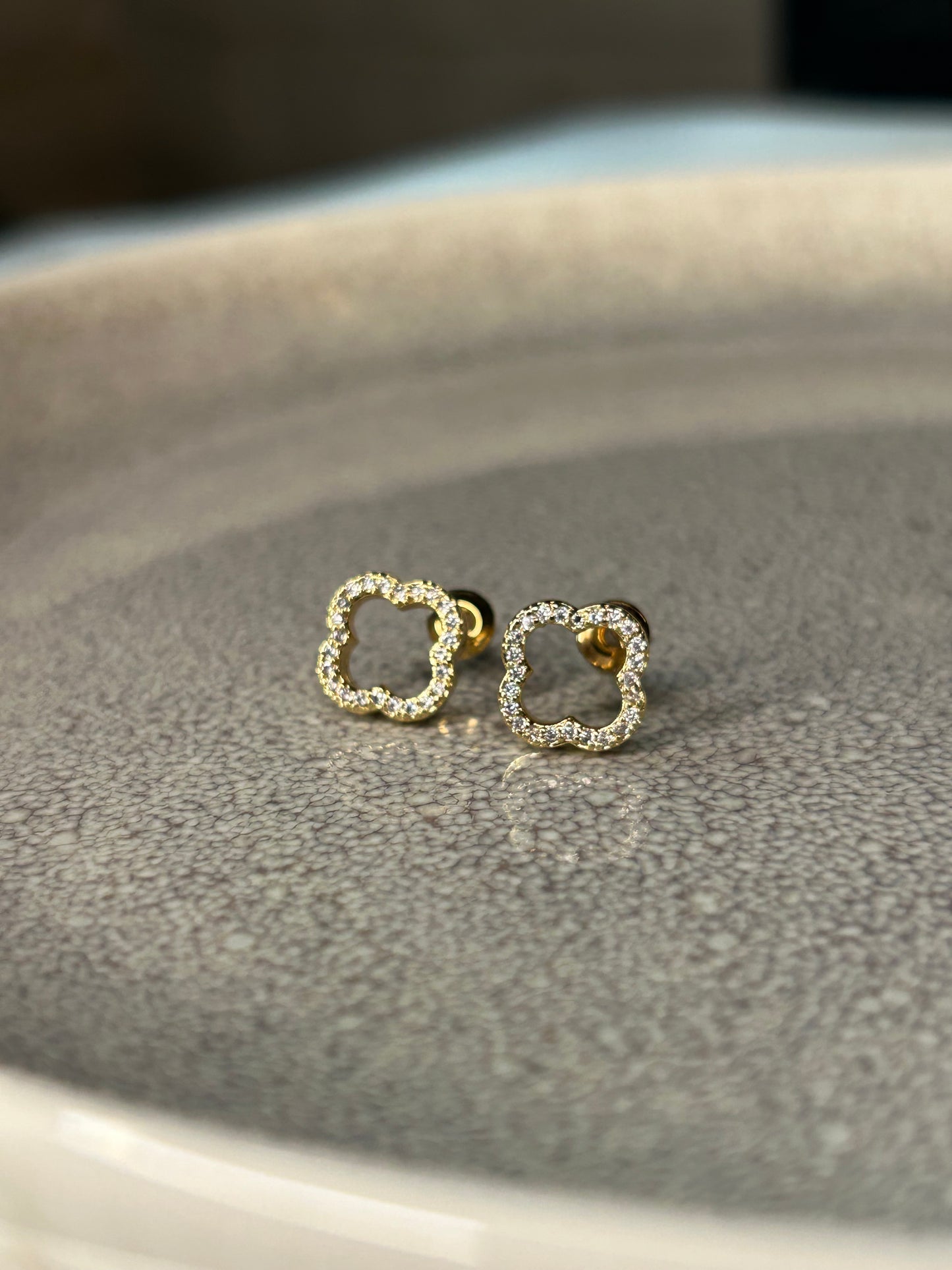 Caravanas flor calada dorada