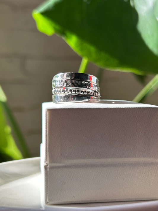 Anillo martillado con esferas