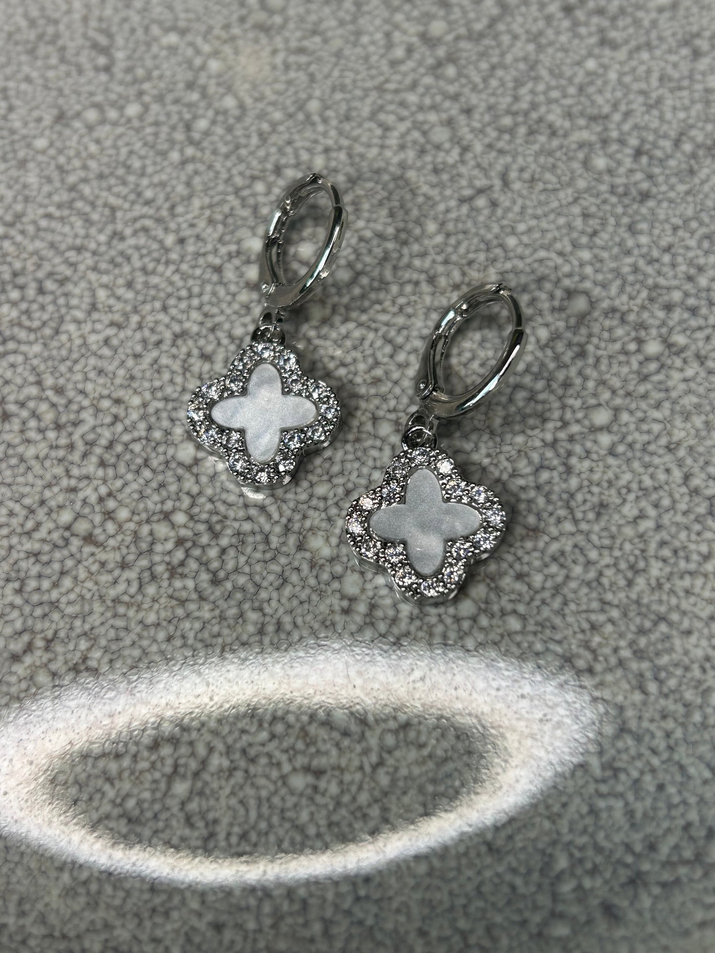 Aros flor estilo VC blanco