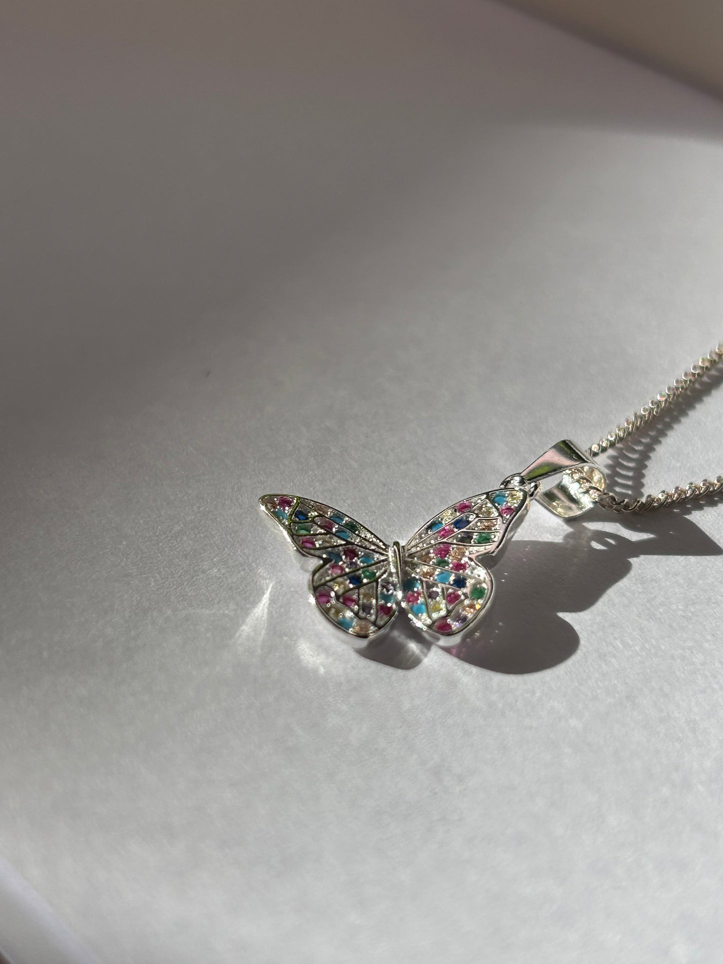 Dije mariposa multicolor