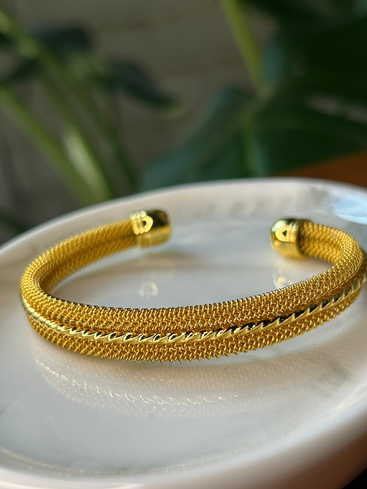 Pulsera esclava dorada relieve