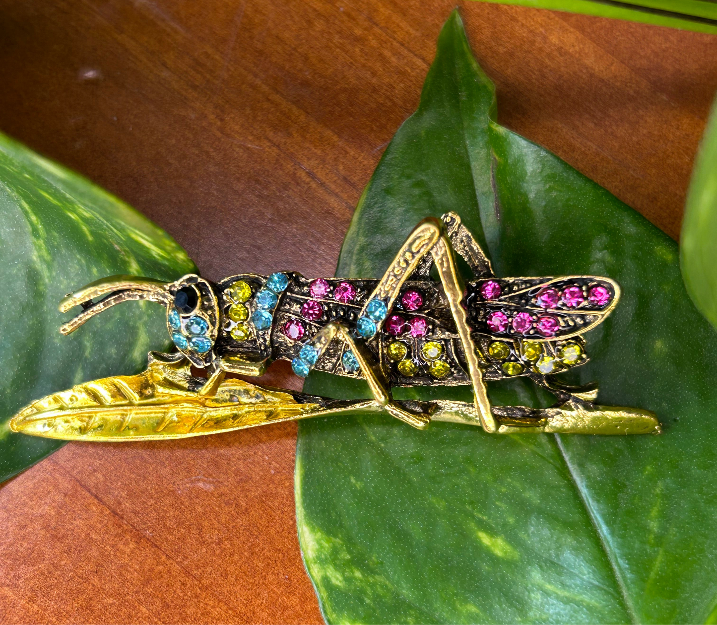 Prendedor saltamontes dorado