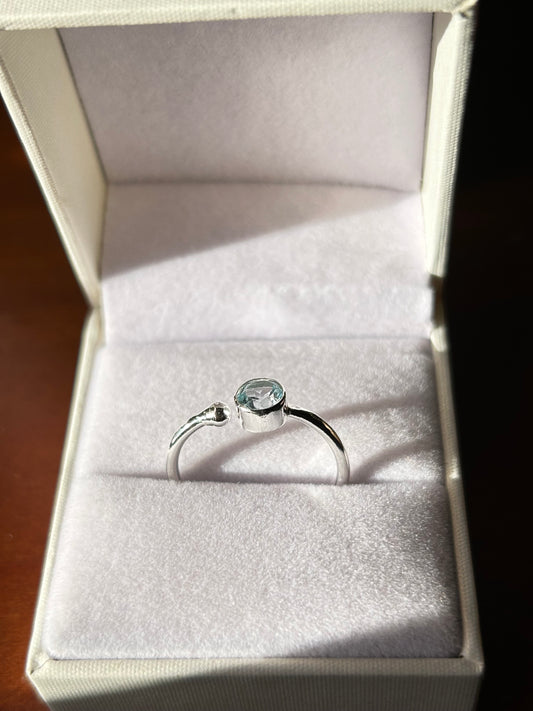 Anillo piedra topacio facetado
