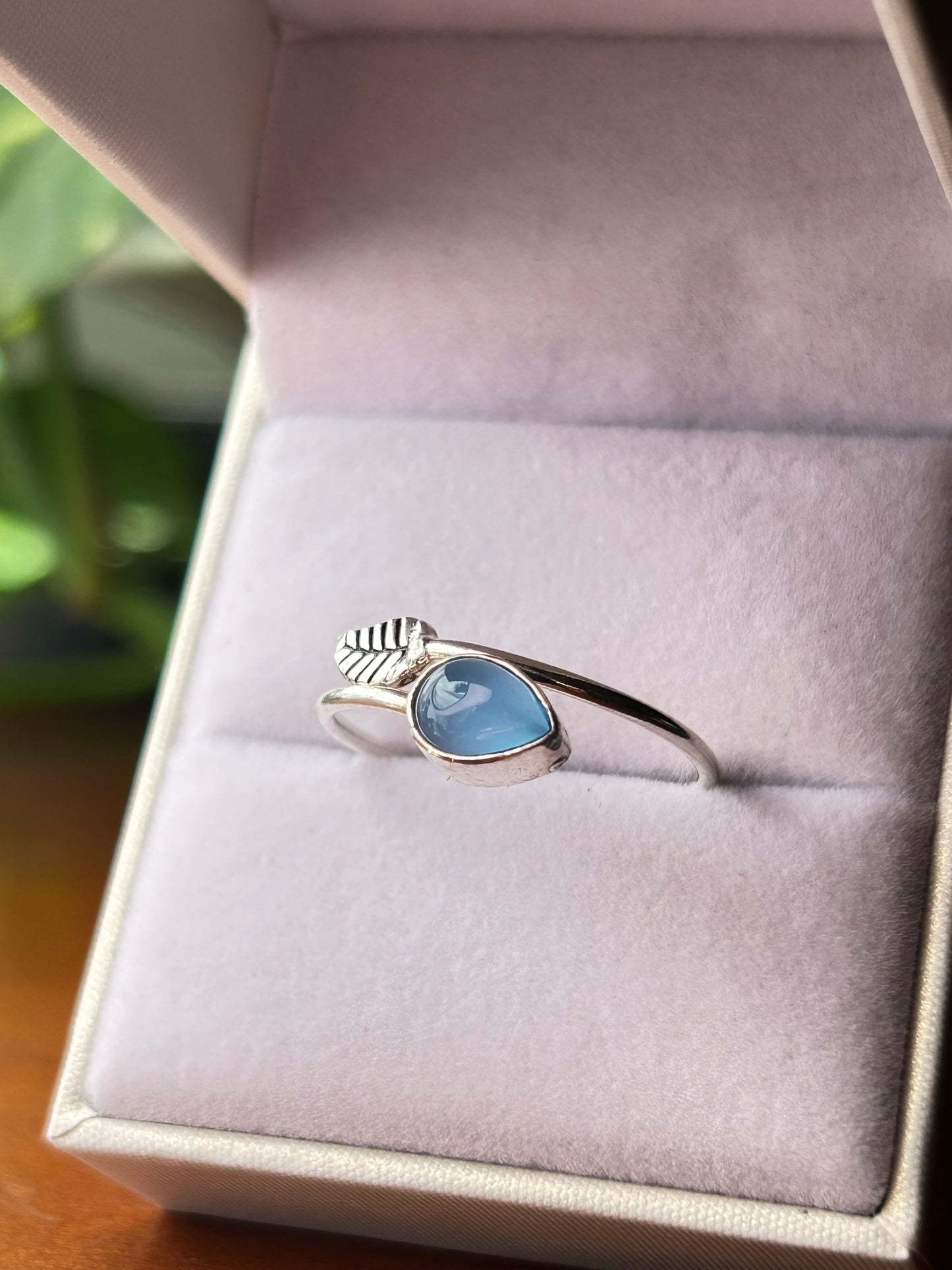 Anillo hojita semi ajustable
