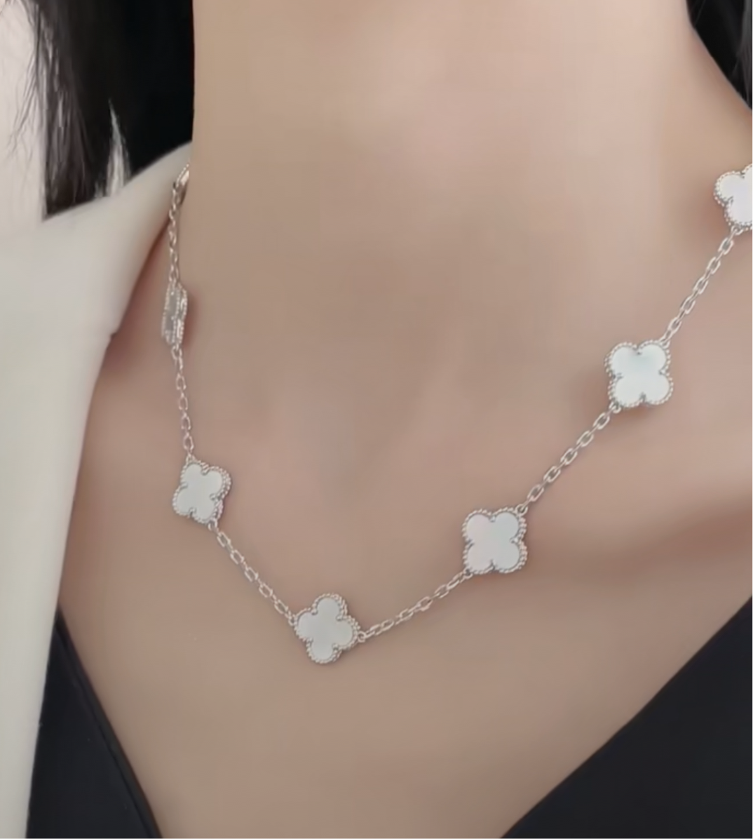 Collar flores blancas plateado