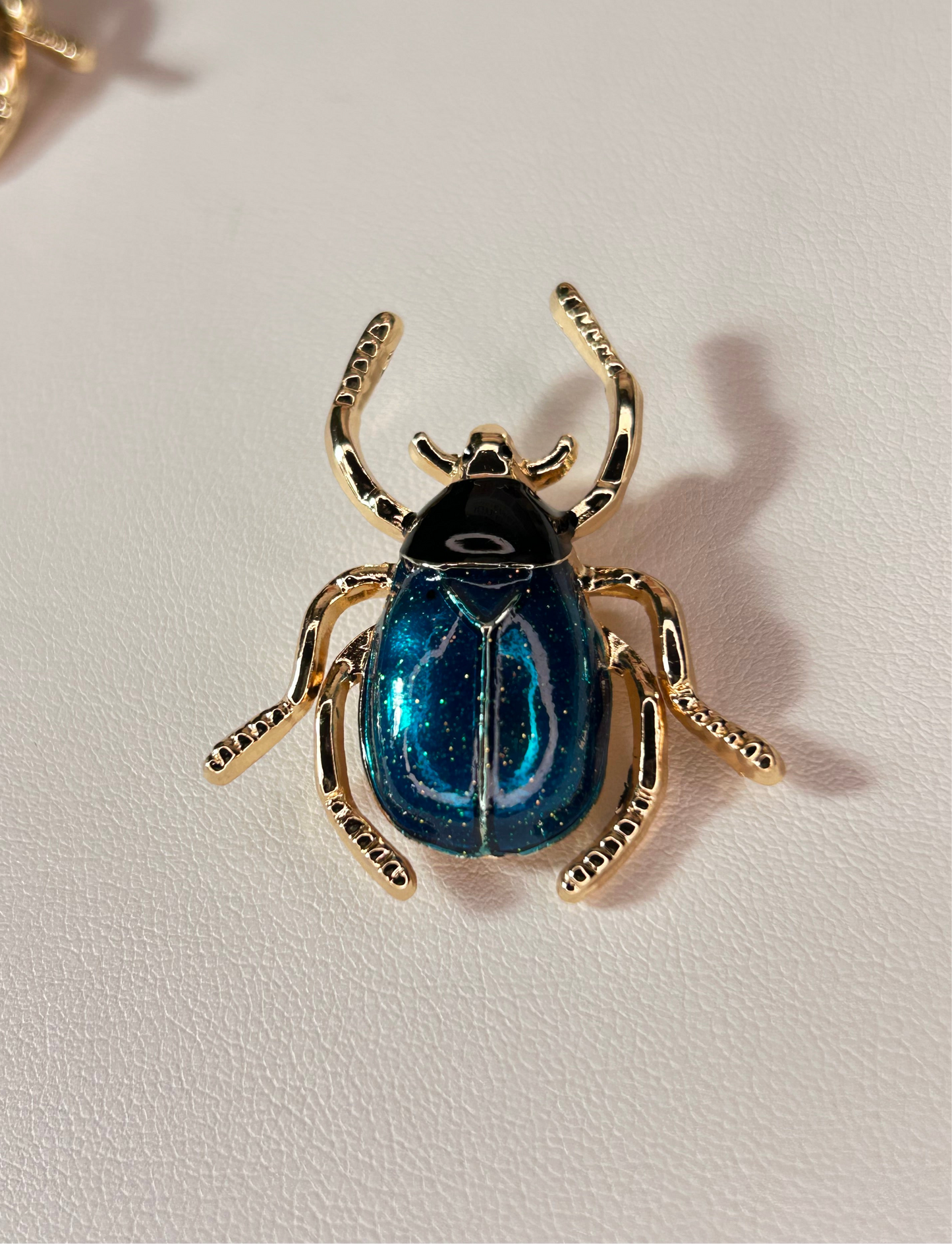 Prendedor escarabajo blue