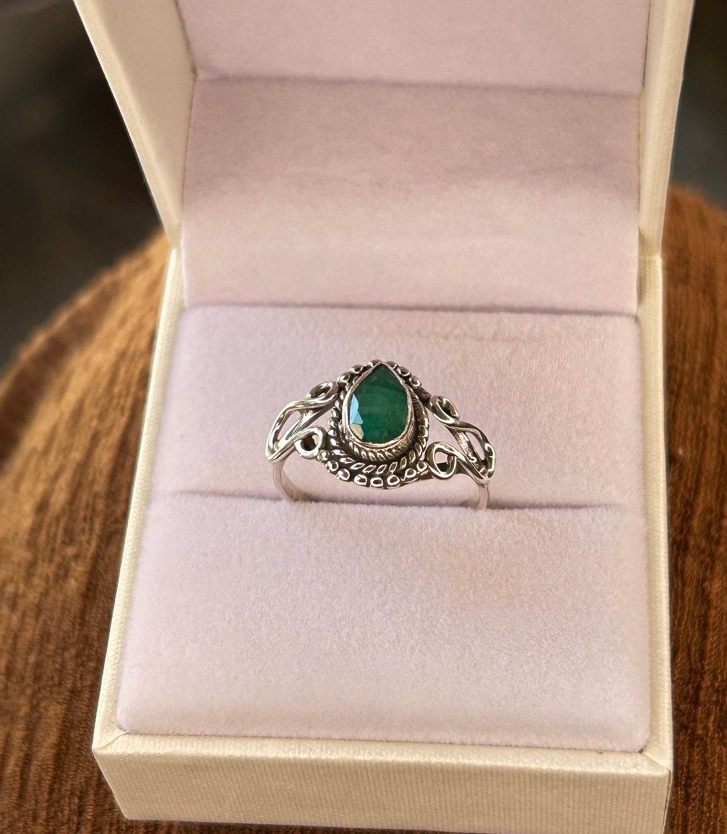 Anillo gota raíz de esmeralda