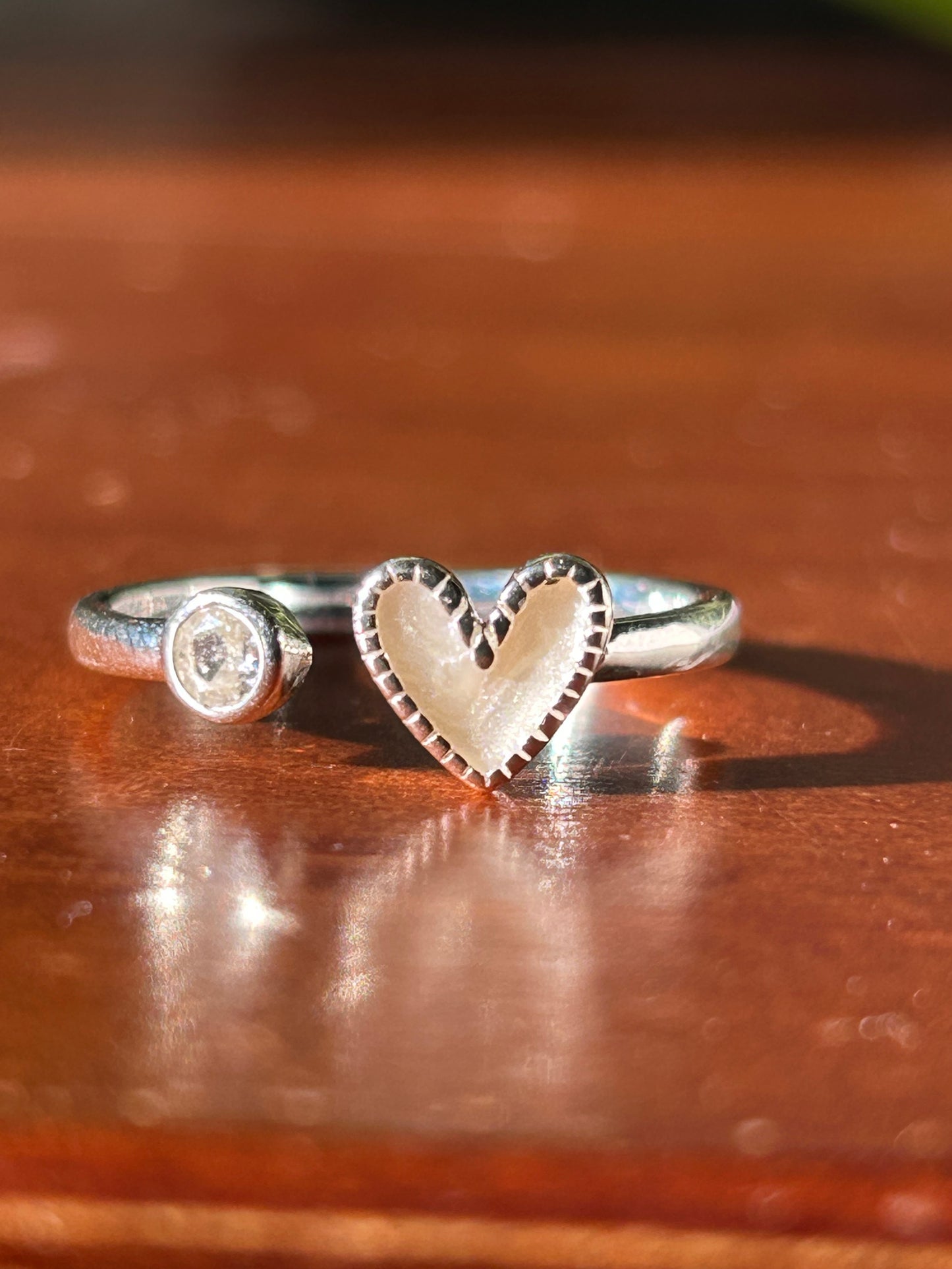Anillo corazón nacarado