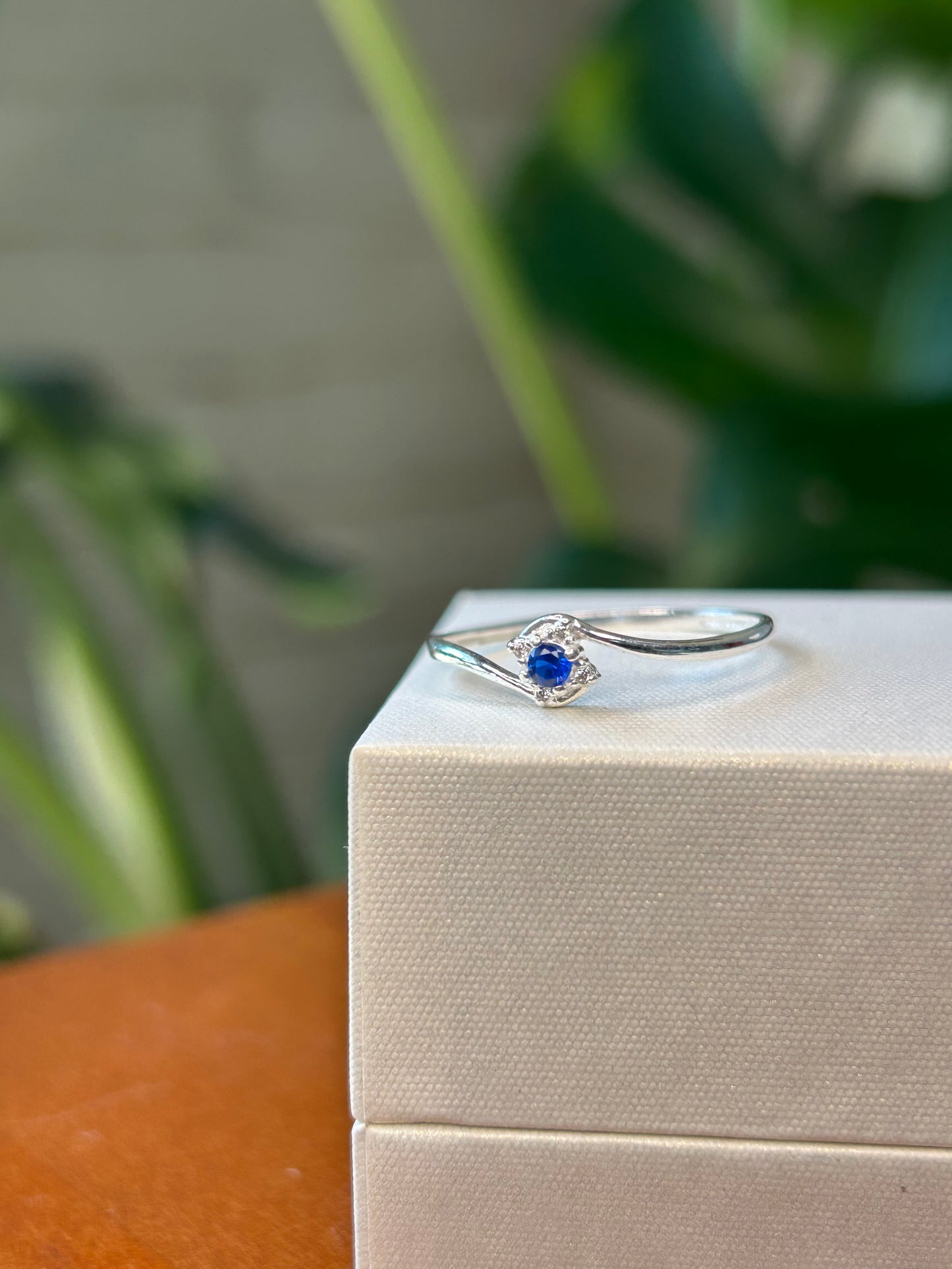Anillo circonia azul