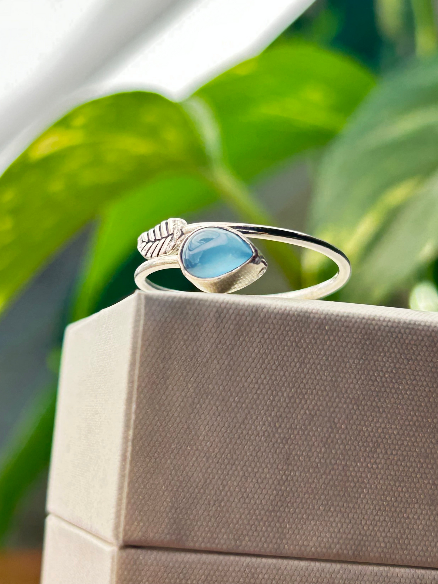 Anillo hojita semi ajustable