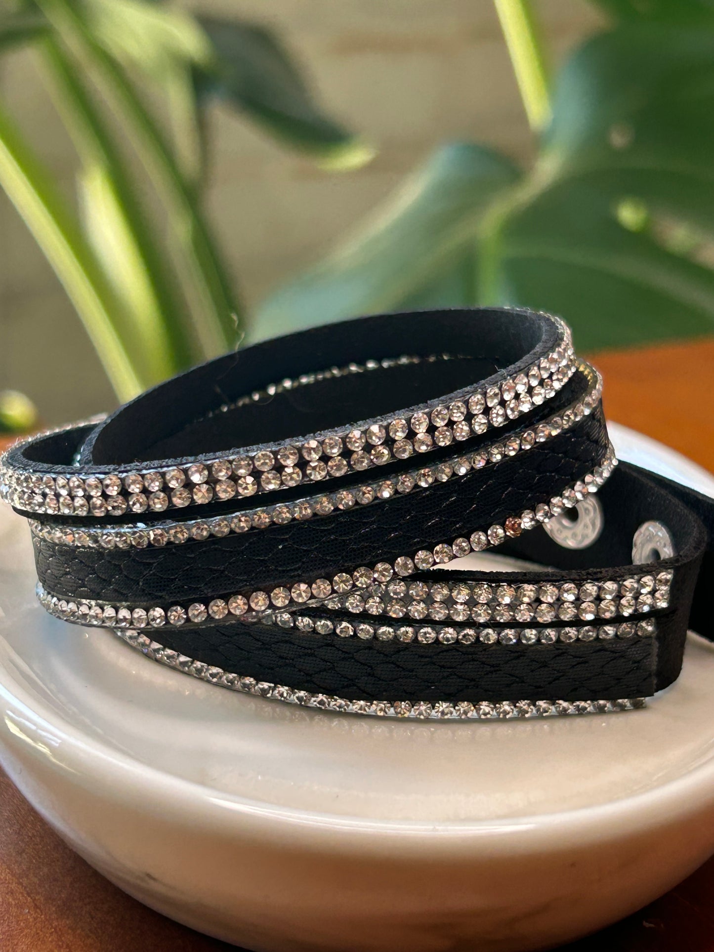 Pulsera símil cuero strass