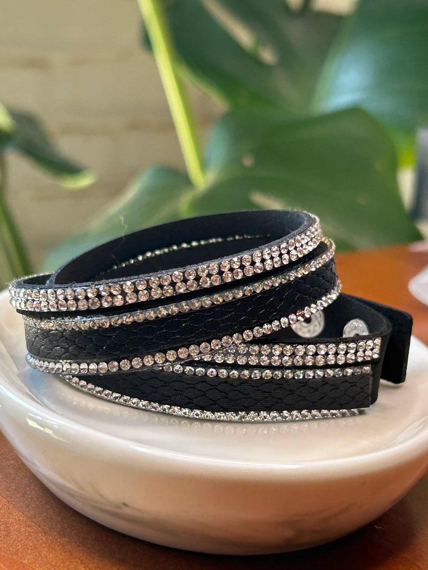 Pulsera símil cuero strass