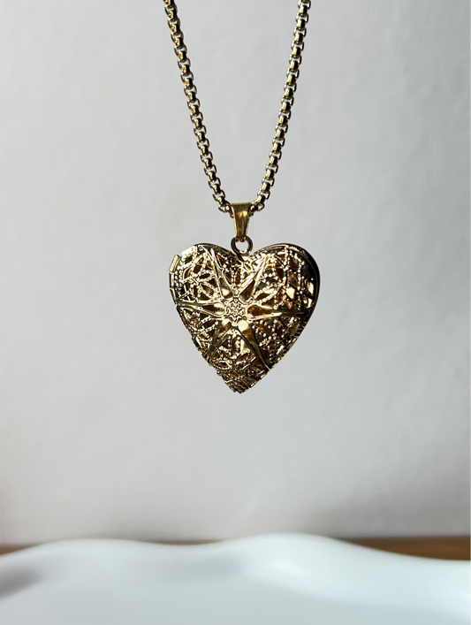Collar relicario corazón calado