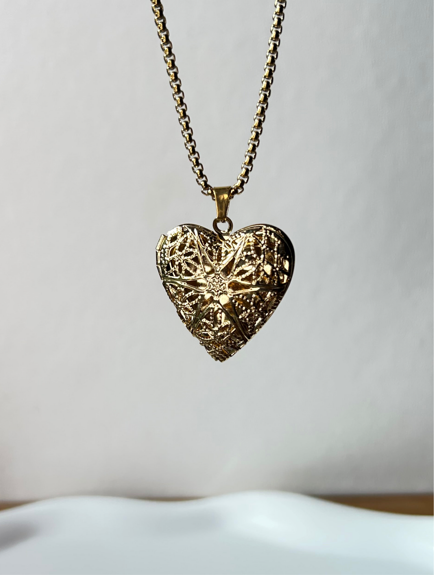 Collar relicario corazón calado