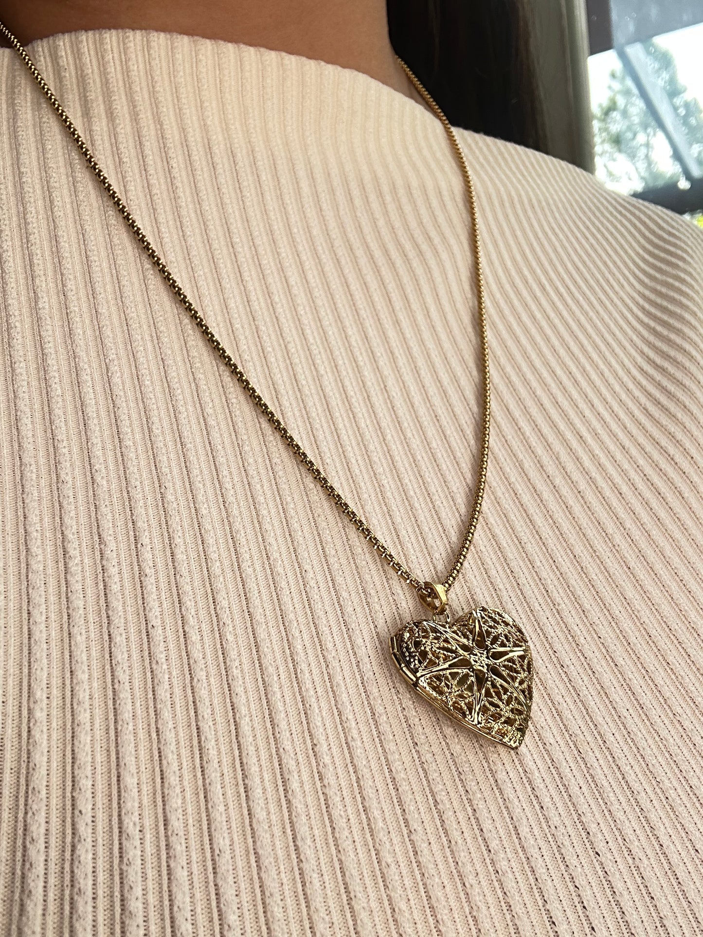 Collar relicario corazón calado