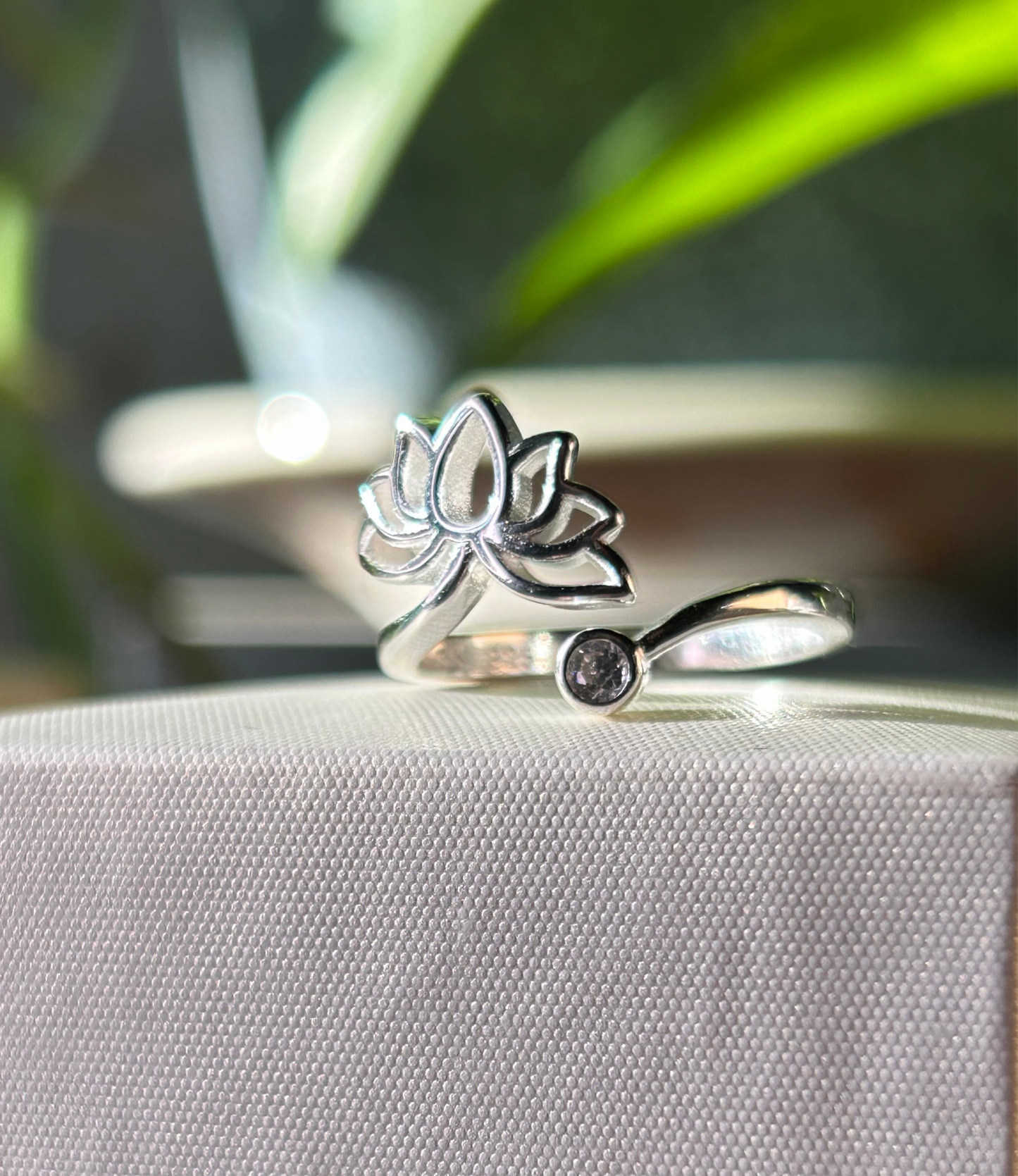 Anillo flor de loto calado