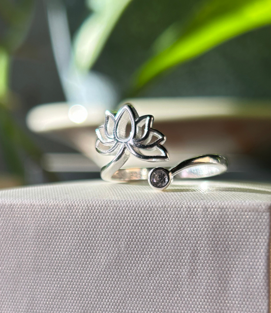 Anillo flor de loto calado
