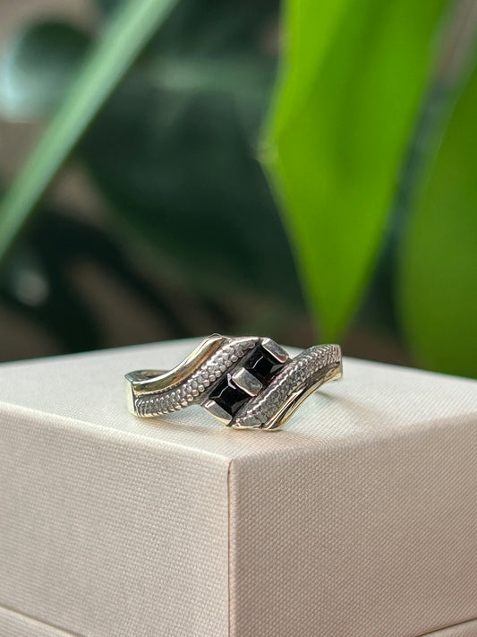 Anillo circonias negras