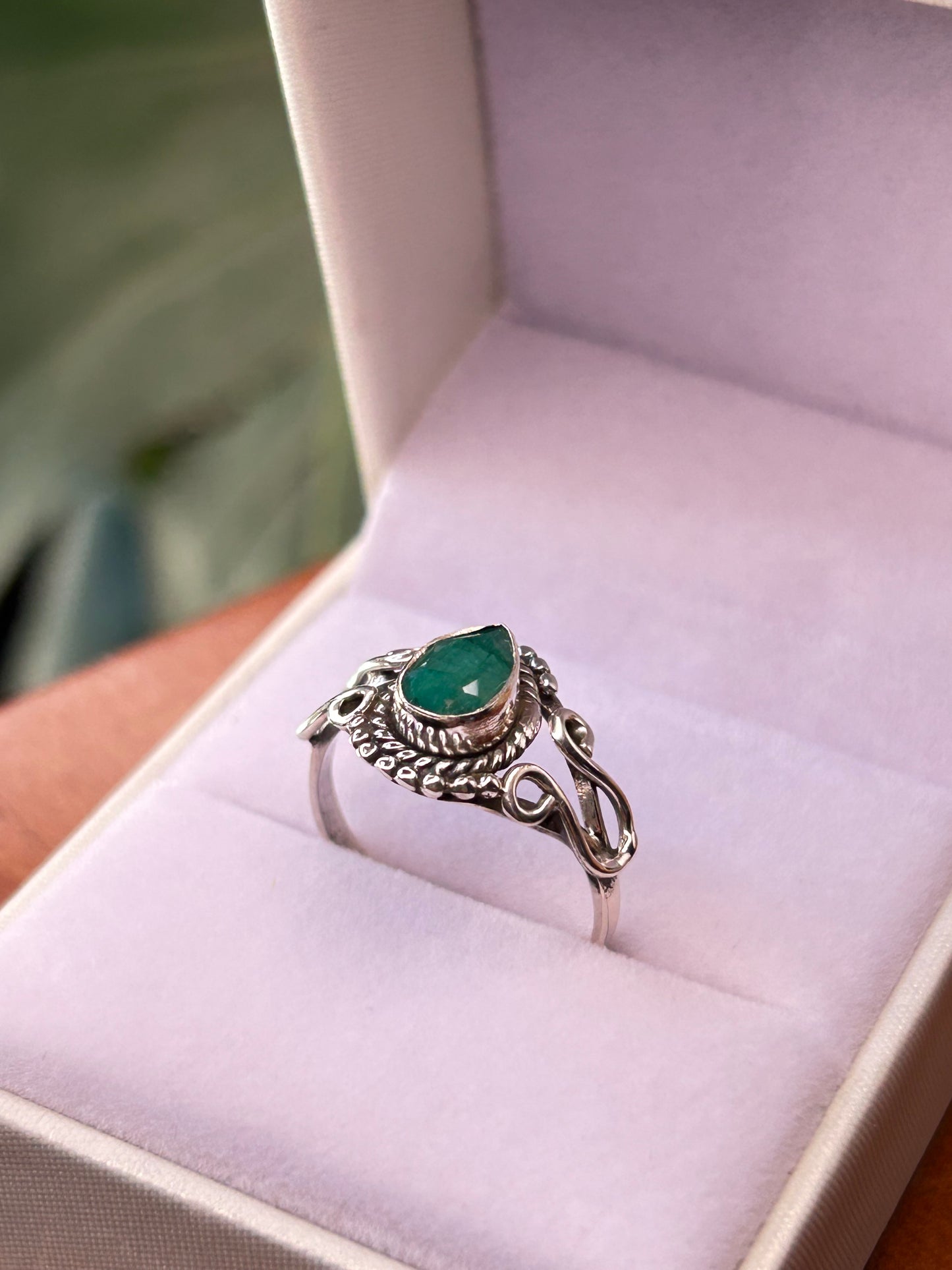 Anillo gota raíz de esmeralda