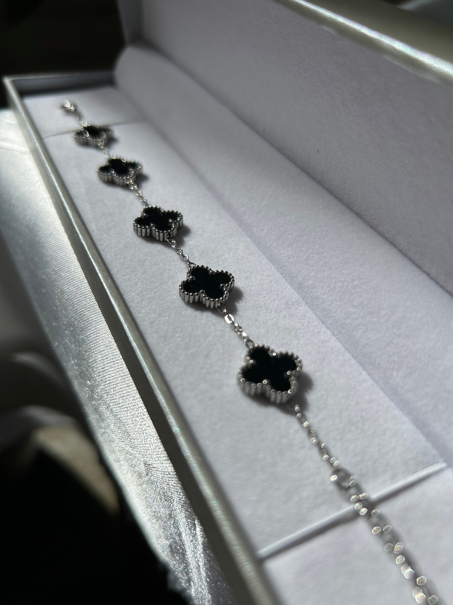 Pulsera flores negras estilo VC