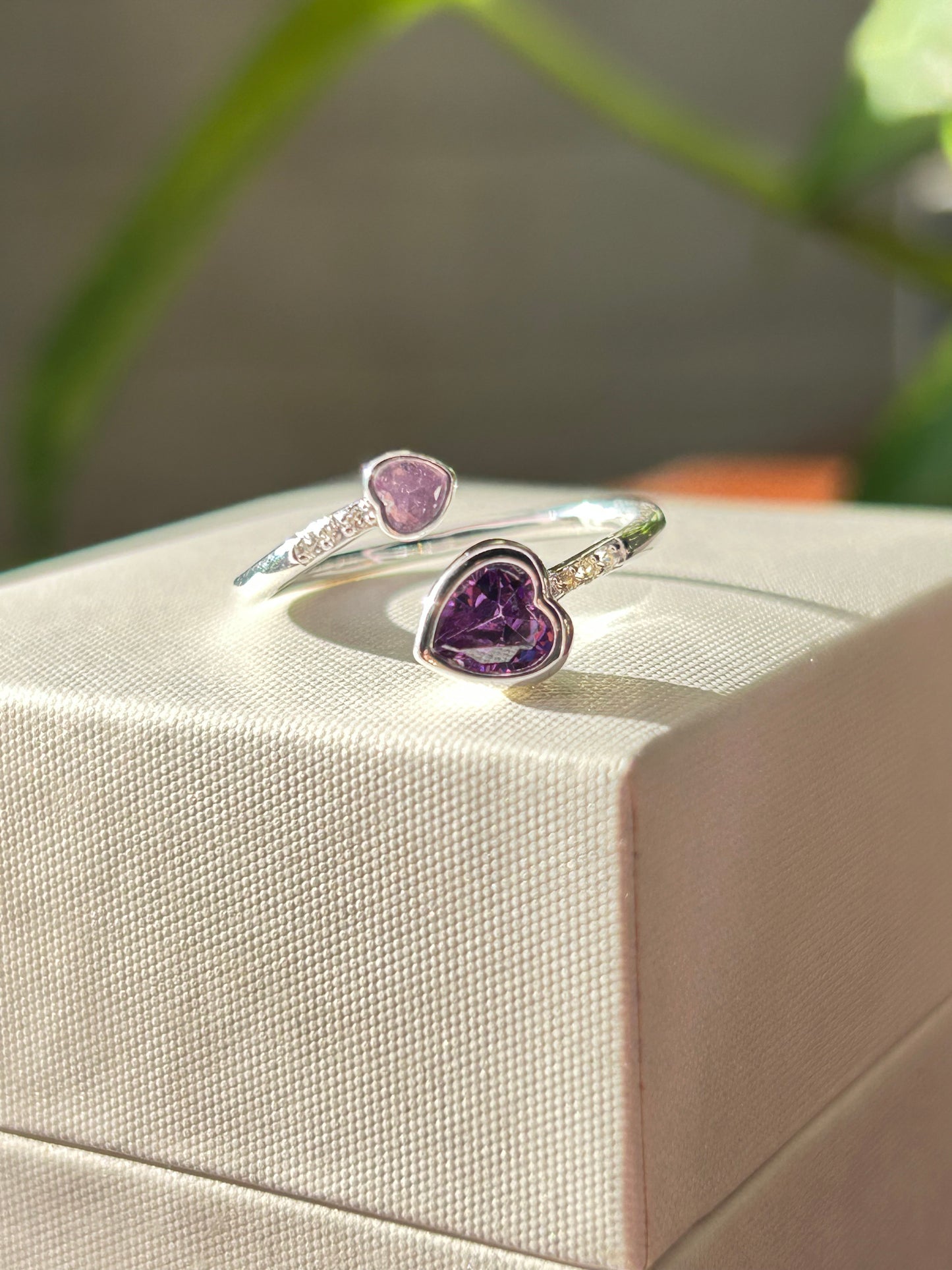 Anillo dos corazones lila