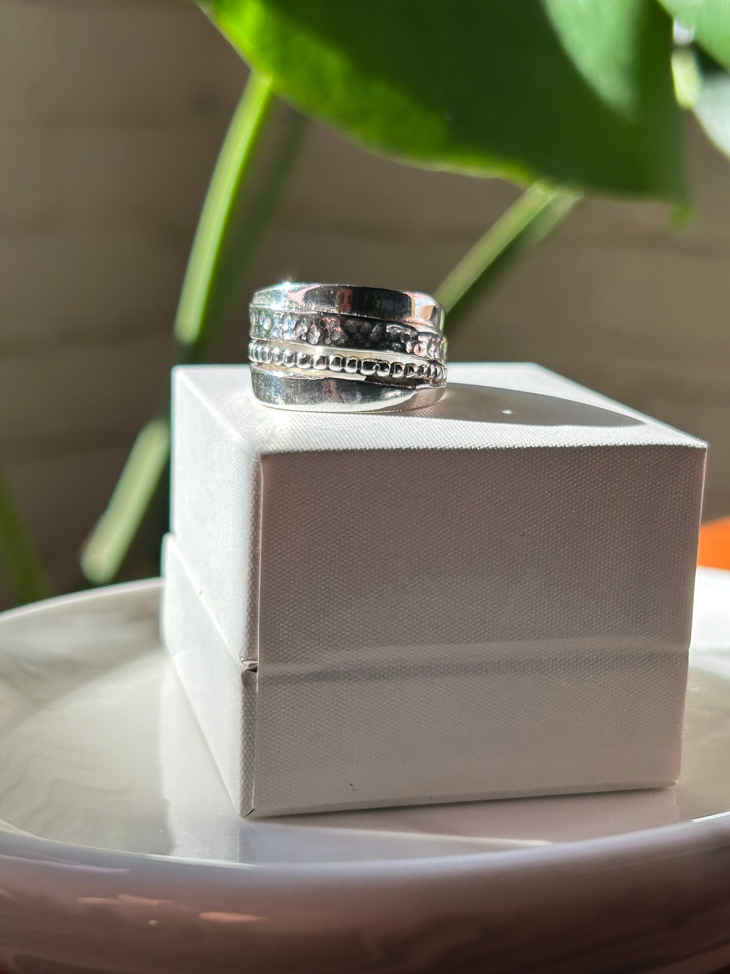 Anillo martillado con esferas