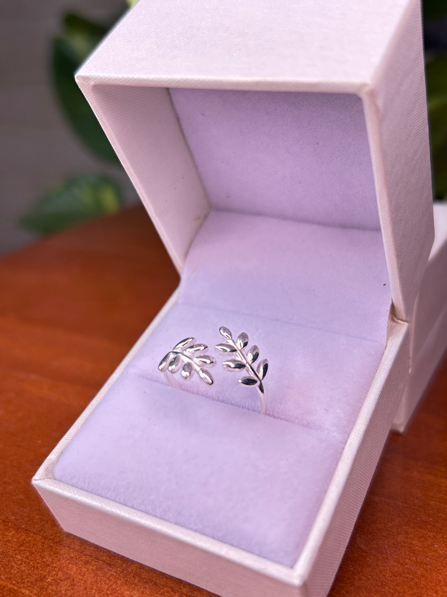 Anillo hojitas regulable