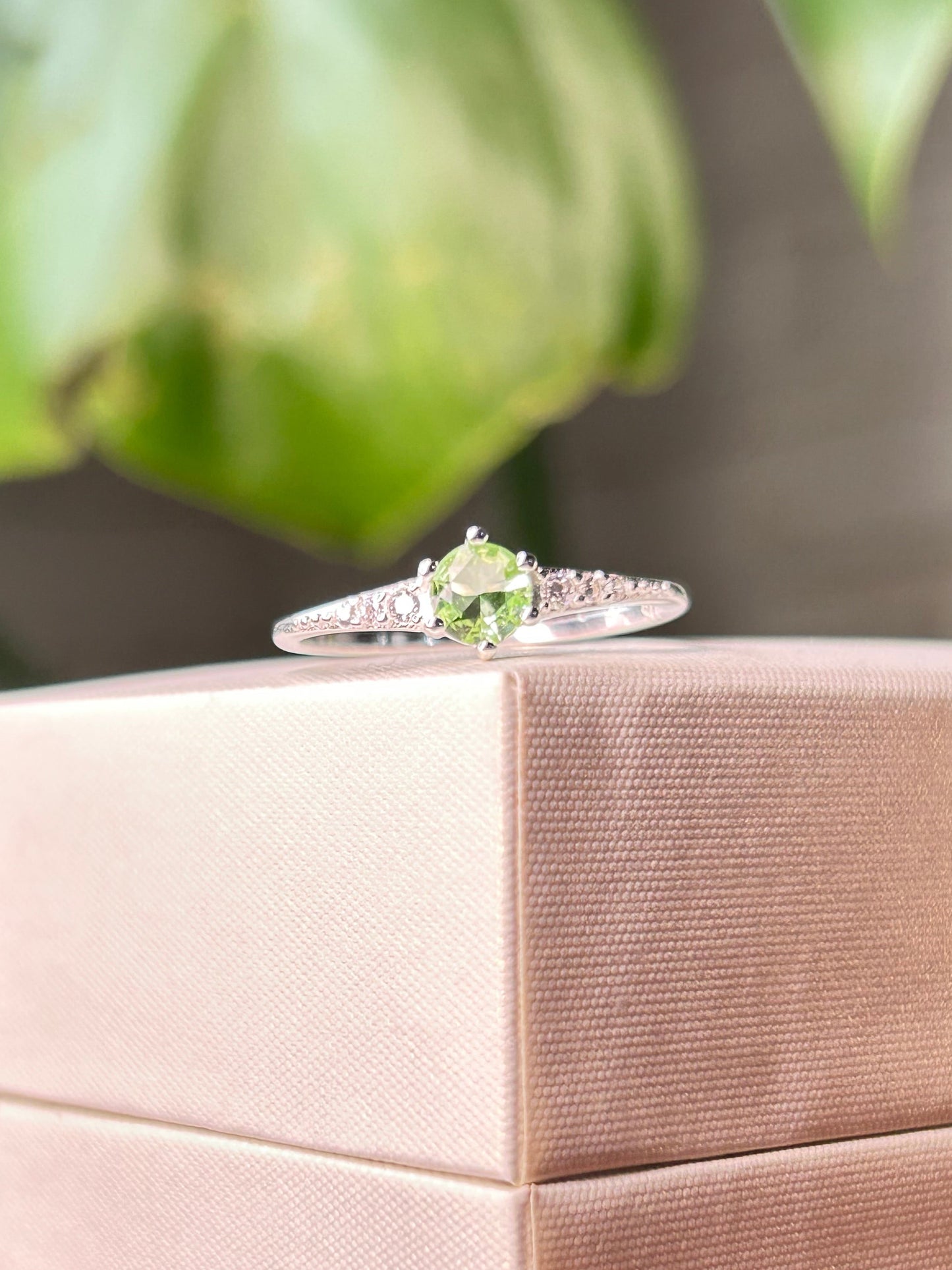 Anillo solitario verde