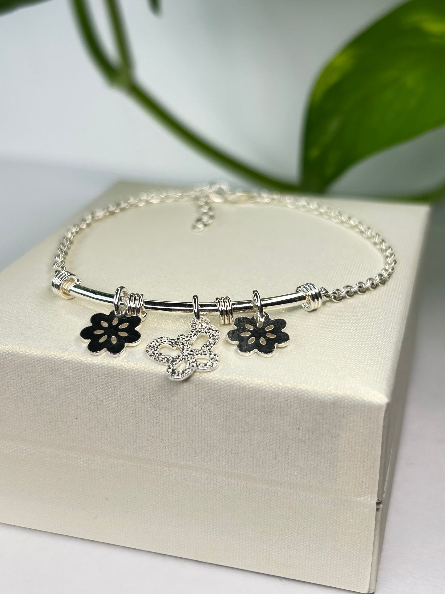 Pulsera semi rígida 3 dijes