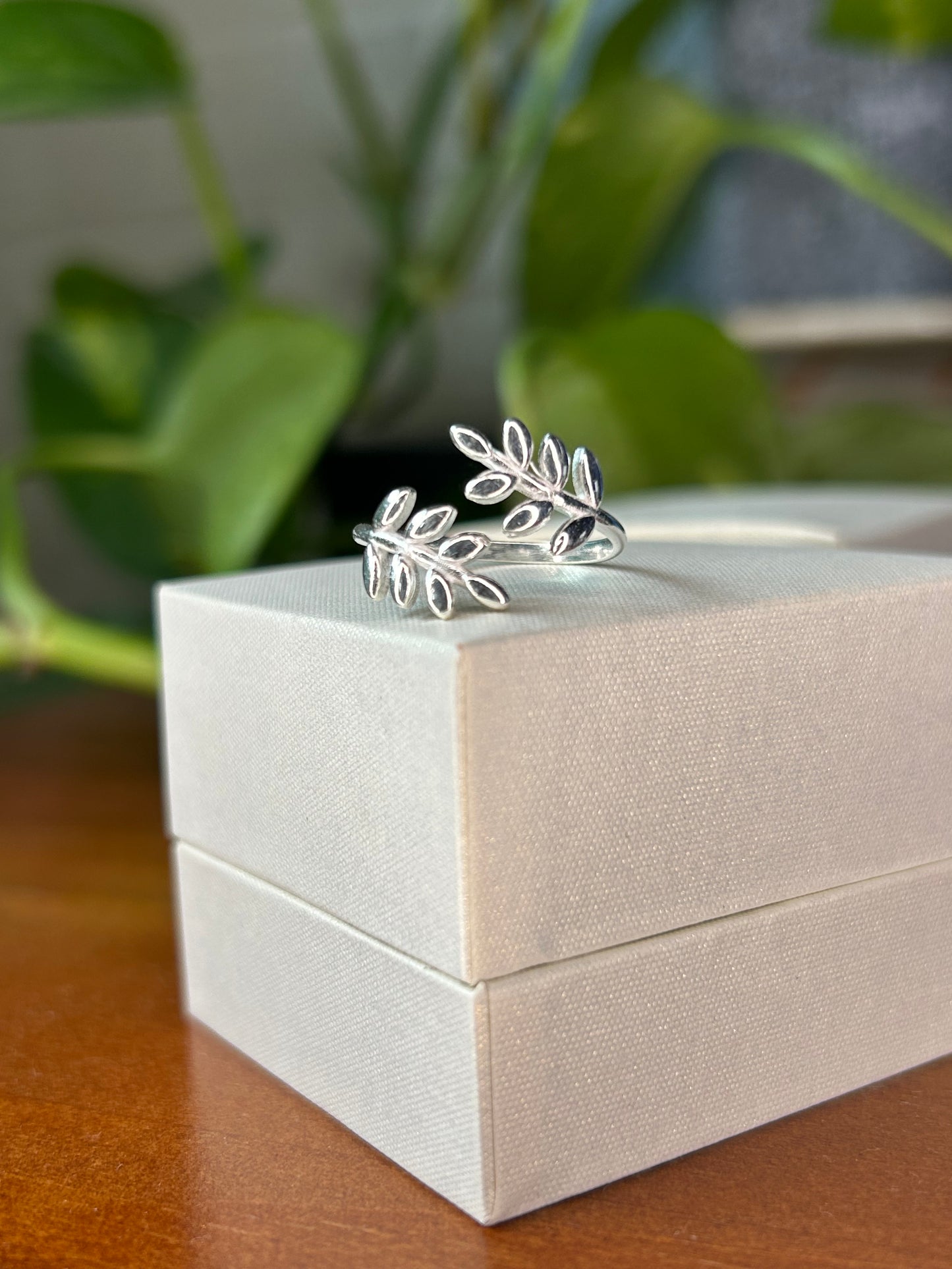 Anillo hojitas regulable