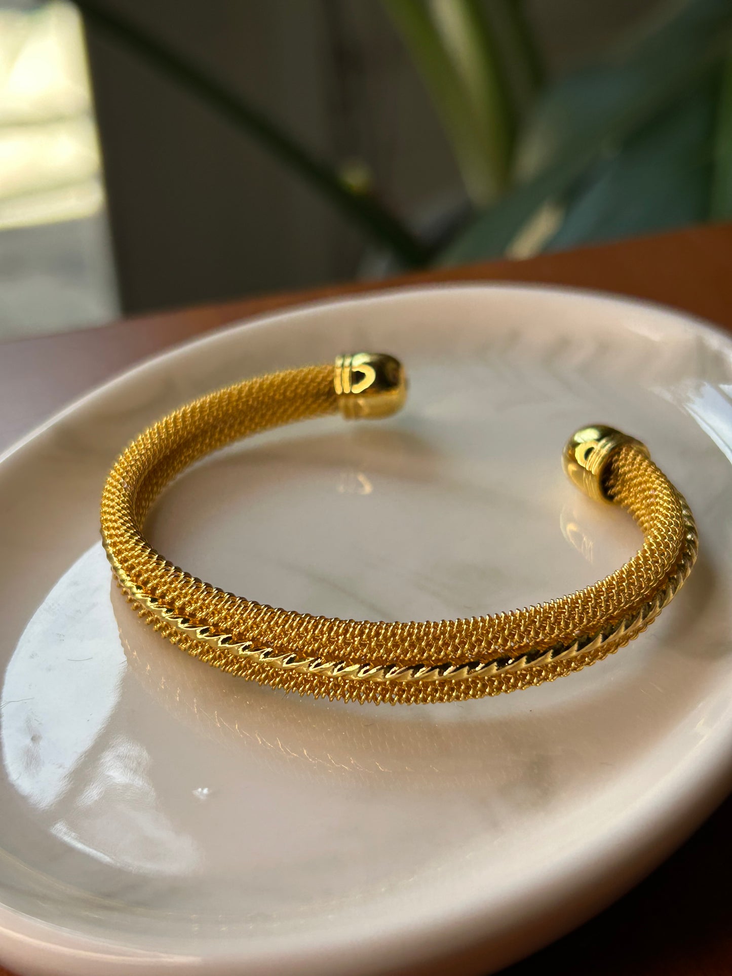 Pulsera esclava dorada relieve