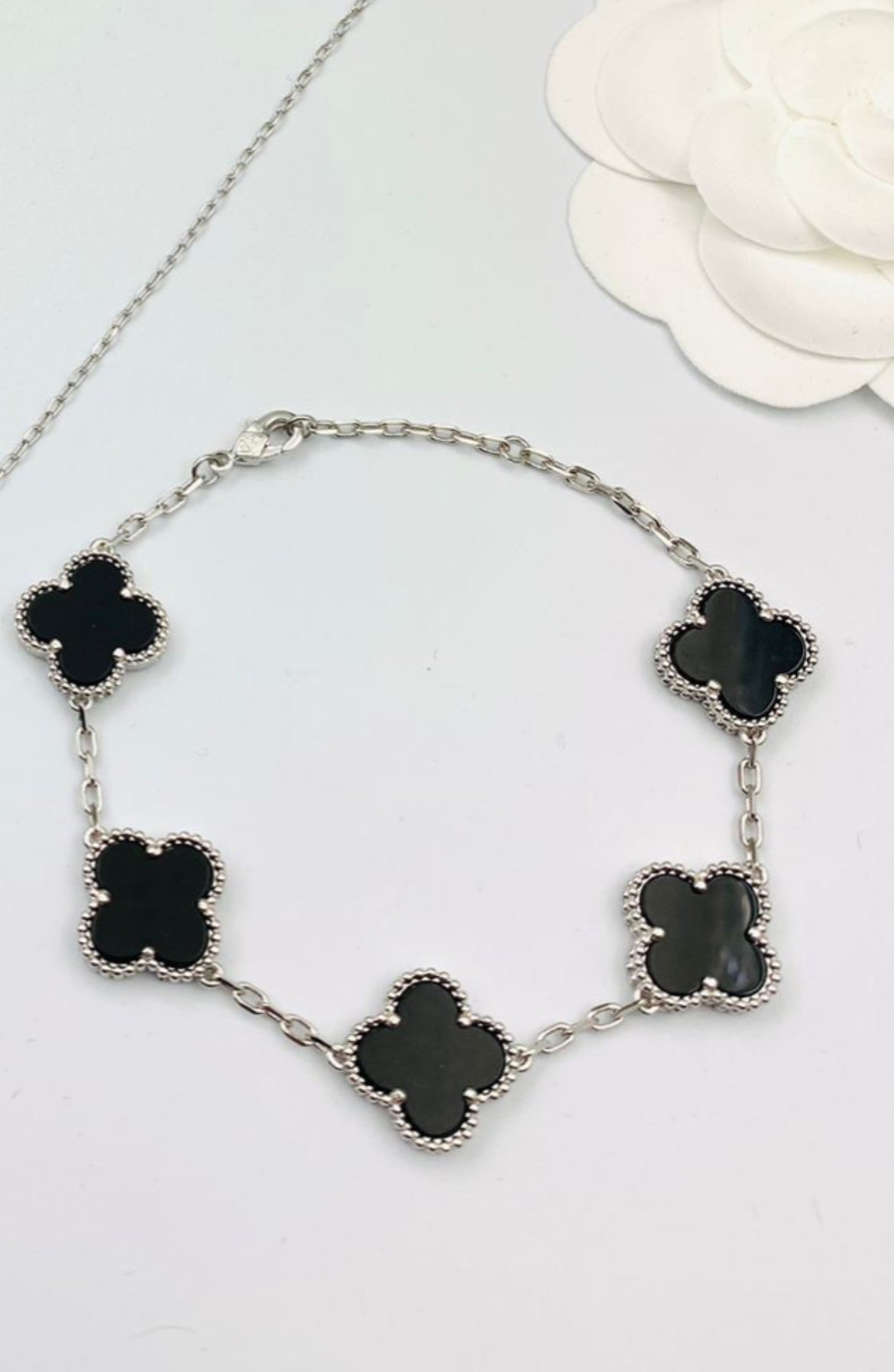 Pulsera flores negras estilo VC