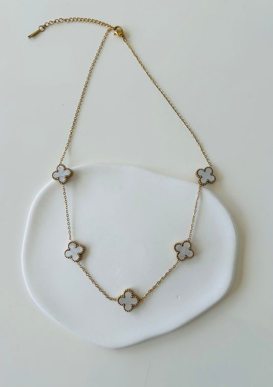 Collar flores blancas VC