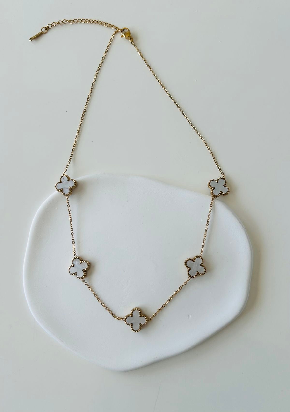 Collar flores blancas VC